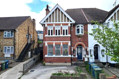 3-bed flat on Cunningham Park, Harrow, Middlesex, HA1, £2,200/mo