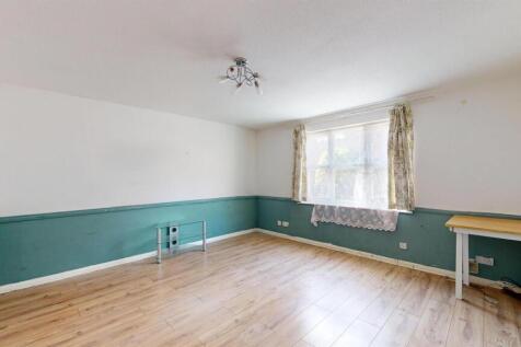 Living room for sale in E16, by Barrain London Est