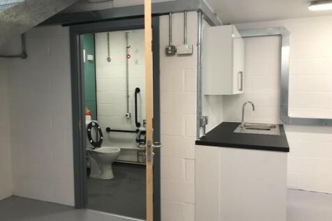 Toilet &amp; Kitchenette