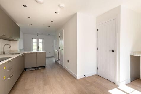 6 Albert Reed Close  photo 3