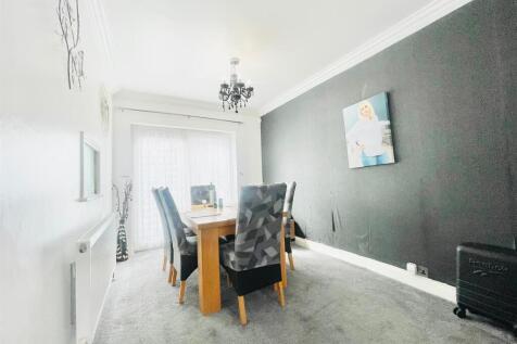 4 bedroom to rent in Hedgemans Road, Dagenham- £2500 PCM photo 3
