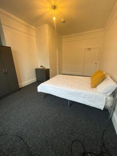 Bright, neatly presented double bedroom with a ...