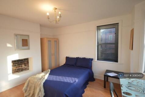 3-bed flat on Winton, Bournemouth, BH9, £1,485/mo