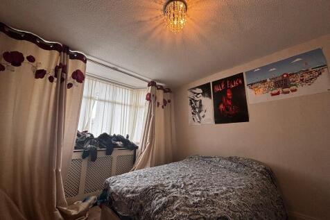 Bright bedroom with large bay window and comfy ...