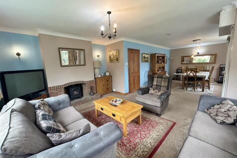 Lounge &amp; Dining Room