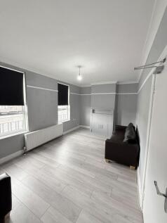 4-bed apartment on Hook Rise North, Tolworth, Kingston Upon Thames, £2,550/mo