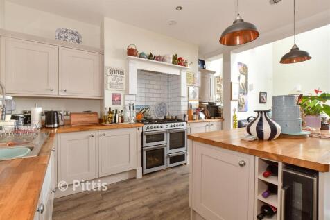 Kitchen/ Dining Area