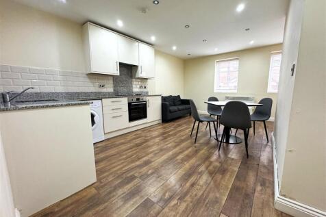 2-bed flat on Brunswick Court, Leeds, £1,000/mo
