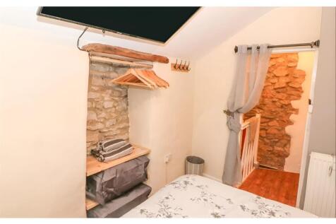 Bedroom to landing.jpg