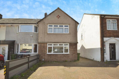 Three Bedroom End Terrace House For Rent