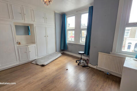 FRONT BEDROOM