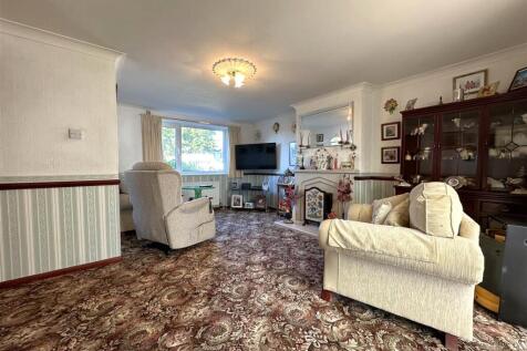 Generous Living Room 591