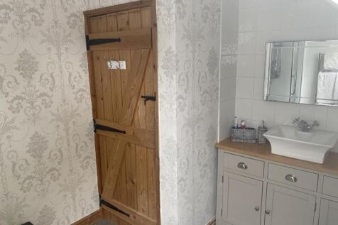 Cottage bathroom 2.jpg