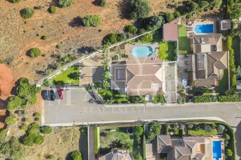 Beautifully renovated 4-bedroom family home in Ferragudo