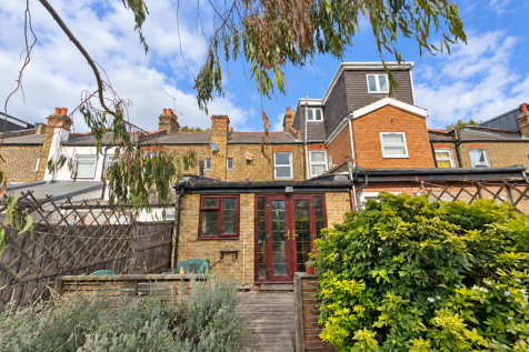 14 Frinton Rd E6 3HA