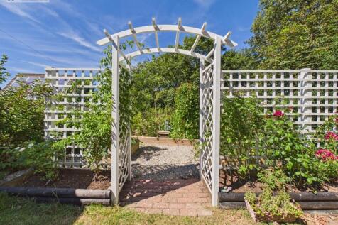 Side Garden and Veg Patch (7).jpg