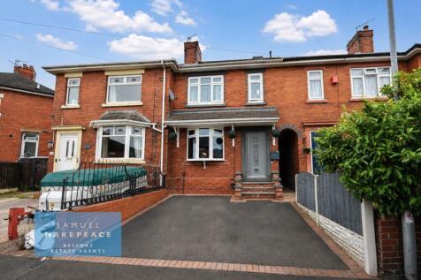 Three Bedroom Town House with Two Bathrooms &amp; Dow