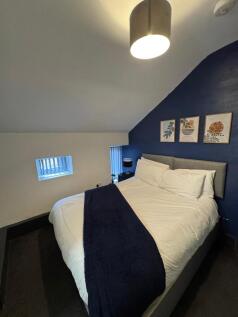 Bright, neatly presented double bedroom with a ...