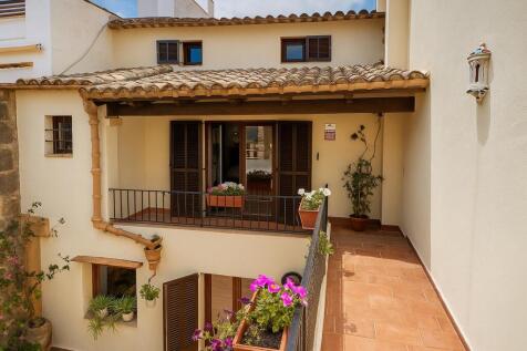 Courtyard balcony with flowers
