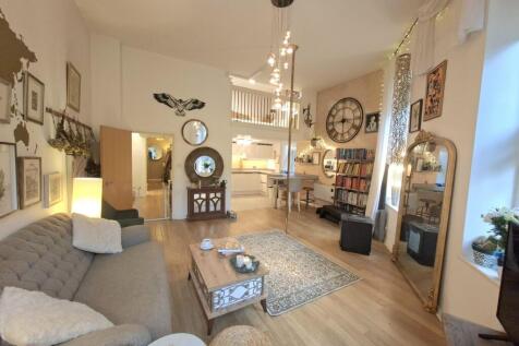 FAMILY/LIVING ROOM