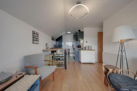 Open-plan living room/kitchen