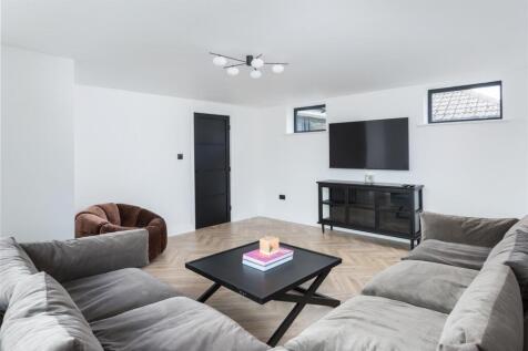 10 Tredgold Close-08.jpg