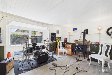 OUTSIDE - SUMMER HOUSE