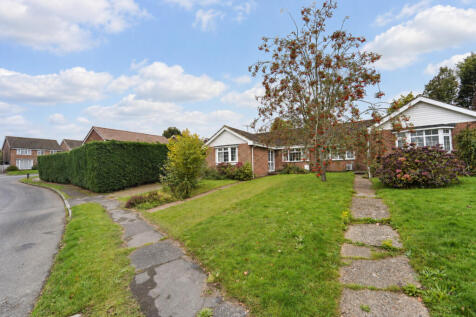 Front elevation, front garden and quiet cul de sac location