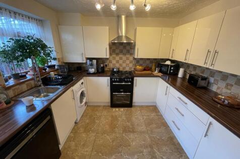 LILIAN GROVE, COSELEY. WV14 photo 5