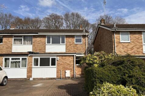 Semi¿detached house with driveway and hedge...