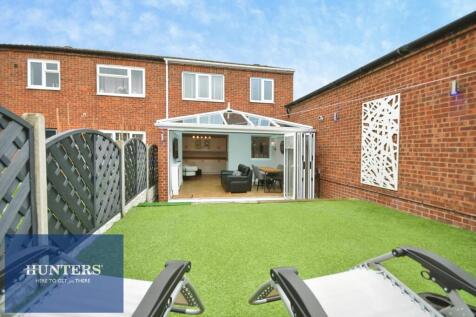 REAR GARDEN 03.jpg