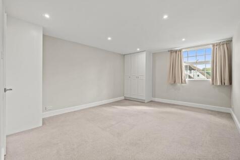 Avondale Avenue, Esher, KT10 photo 4