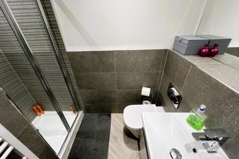 EN-SUITE SHOWER ROOM