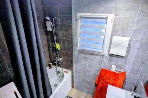 Petite salle de bain moderne avec baignoire, ridea