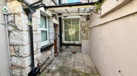 ENCLOSED PART COVERED REAR COURTYARD