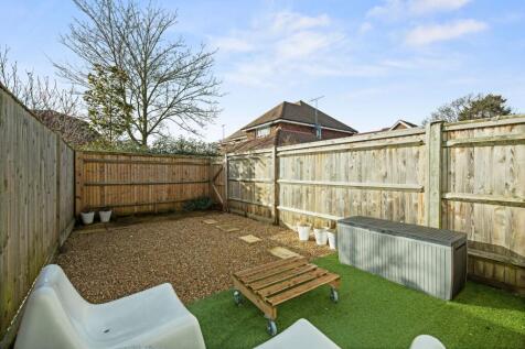 Hollyhedge Road, Cobham, KT11 photo 4