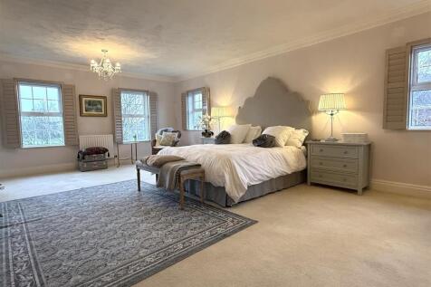 MASTER BEDROOM SUITE