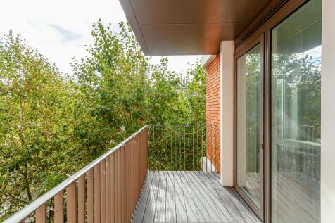 Flat 14, Lambert House, Gartons Way, London, SW11 photo 4