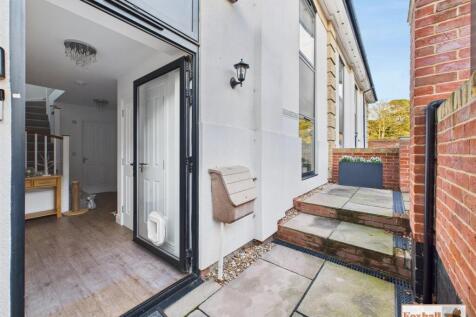 Front Area &amp; Parking