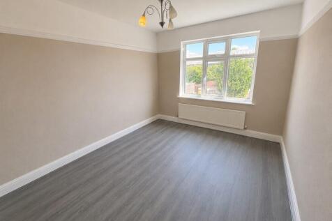 3 Bedroom Semi-Detached House, Tufton Road, Chingford, London E4 photo 4