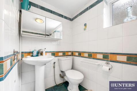 Family Bathroom side