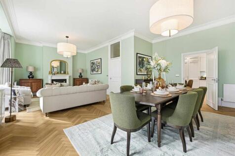 4 bedroom 2nd Floor Flat in St Georges Court photo 3