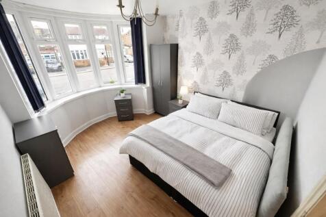 Bright, well-presented double bedroom with a la...