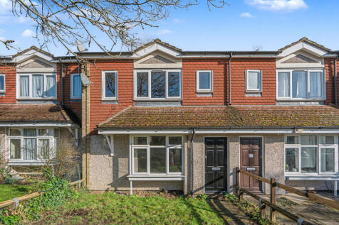27 The Chantrys, Farnham, Surrey, GU9 7AG