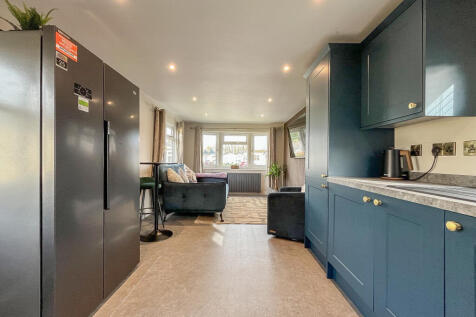 OPEN PLAN KITCHEN/LOUNGE