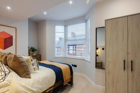 Bright double bedroom with bay window and wardr...