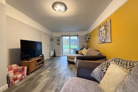 Buckfast Close 4 - Lounge.jpg