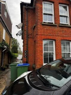 1-bed flat on Green Lane, Hersham, Walton on Thames, KT12 5HD, £1,395/mo