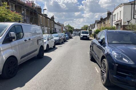 The Grove, Bedford, MK40 photo 3