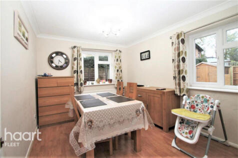 Saffron Court, Farnborough photo 3